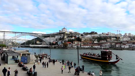 Barco-Tradicional-Rabelo-Navegando-Por-El-Río-Duero-En-Oporto,-Portugal.