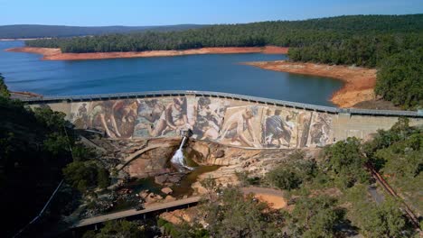 Aerial-view-over-Wellington-Dam-Hydro-Power-Station,-Collie,-Western-Australia---forward,-drone-shot