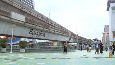 BTS-Skytrain-Con-área-De-Tráfico-Sky-Walk-Conecta-Los-Grandes-Almacenes-Siam-Discovery-Y-El-Centro-MBK-Sobre-La-Intersección-De-Pathumwan-Por-La-Noche,-Bangkok,-Tailandia