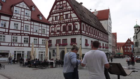 Gente-En-La-Plaza-De-La-Ciudad-Medieval-Amurallada-De-Nordlingen-En-Baviera,-Alemania