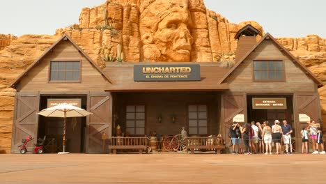 Touristen-Am-Eingang-Von-Uncharted-The-Enigma-Of-Buße-Im-Vergnügungspark-Portaventura-World-In-Salou,-Spanien