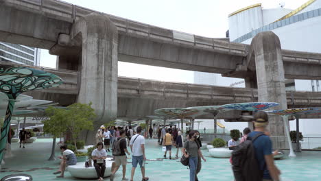 BTS-Skytrain-with-Traffic-sky-walk-area-connects-Siam-Discovery-department-store-and-MBK-Center-over-the-Pathumwan-Intersection-in-evening,-Bangkok-Thailand