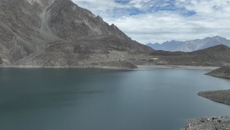 Hermosa-Vista-Panorámica-Del-Lago-Sadpara-En-Skardu,-Pakistán---Lago-En-El-Centro-De-Las-Montañas