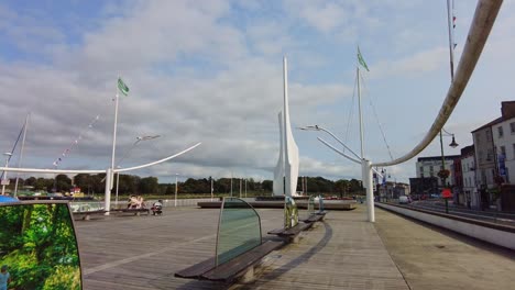 La-Ciudad-De-Waterford,-Irlanda,-William-Wallace-Plaza-En-Los-Muelles-En-Una-Mañana-De-Verano