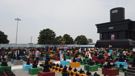 Vista-De-Una-Estatua-Gigante-De-Lord-Shiva-De-33-Metros-De-Altura-En-El-Templo-De-Kotilingeshwara-Y-Una-Alta-Estatua-De-Nandhi