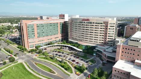 Vista-De-Arco-Aéreo-Del-Pabellón-De-Pacientes-Hospitalizados-Uchealth-Anschutz-En-Aurora,-Colorado