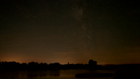 Time-lapse-of-a-lake-with-the-Milky-Way-in-the-background