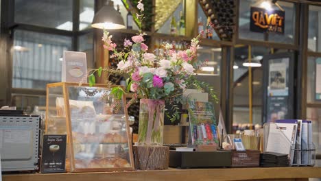Das-Café-Verfügt-über-Eine-Schöne-Bar-Mit-Vielen-Schönen-Blumen