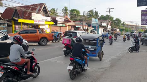 Scooters,-Triciclos-Y-Tráfico-Que-Circulan-Por-Las-Calles-De-Puerto-Princesa-En-Palawan,-Filipinas,-Sudeste-De-Asia