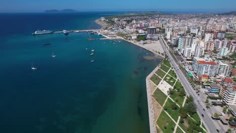 Vloras-Bezaubernde-Promenade:-Eine-Küstenstadt-In-Albanien-Mit-Einer-Wunderschönen-Türkisfarbenen-Meereslagune-Und-Einem-Geschäftigen-Hafen,-Der-Touristen-Anzieht