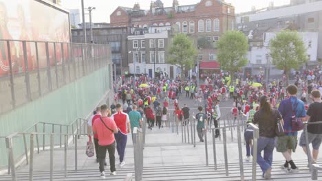 Aficionados-Al-Fútbol-Saliendo-Después-De-Un-Partido.