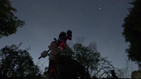 Astro-Zeitraffer-Des-Sternentrackers,-Der-Sterne-Am-Nachthimmel-Verfolgt