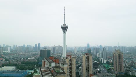 Umlaufende-Drohnenansicht-Des-West-Pearl-Tower-Bei-Dunstigem-Wetter,-Chengdu,-China