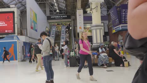 Gente-Corriendo-Para-Tomar-Un-Tren-Y-Algunos-Esperando-En-La-Estación-De-Tren-Victoria-De-Londres