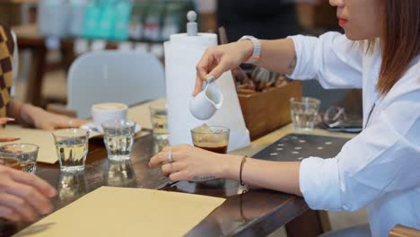 Ein-Kellner-Serviert-Einer-Gruppe-Von-Kunden-Am-Frühen-Morgen-Kaffee