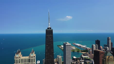 Drohnenschuss-Beim-Anflug-Auf-Den-John-Hancock-Tower-Im-Sonnigen-Chicago,-Illinois,-USA