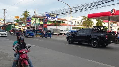 Philippinische-Dreiräder-Und-Verkehr-Auf-Den-Belebten-Straßen-Der-Hauptstadt-Puerto-Princesa-In-Palawan,-Philippinen,-Südostasien