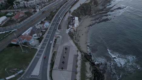 Luftaufnahme-Der-Uferpromenade-Während-Eines-Fabelhaften-Sonnenaufgangs-Mit-Wellen,-Die-Sich-An-Den-Felsen-In-Lissabon-Brechen