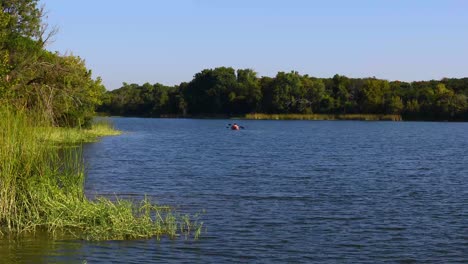 Statisches-Video-Von-Menschen,-Die-Auf-Dem-Cedar-Lake-Im-Cleburne-State-Park-In-Texas-Kajak-Fahren