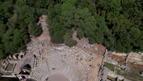 Butrint-Amphitheater,-Steintreppen-In-Der-Antiken-Römischen-Stadt,-Eine-UNESCO-Stätte,-Die-Touristen-Zu-Ihrer-Historischen-Pracht-Lockt,-Luftaufnahme