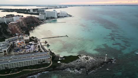 Puesta-De-Sol-Aérea-En-La-Zona-Hotelera-De-Cancún-Riviera-Maya-México-Paraíso-Caribeño-Tropical-Playa-Imágenes-De-Drones-Destino-De-Viaje