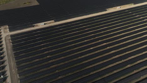 Drone-Vuela-Sobre-Una-Granja-De-Plantas-De-Energía-Renovable-Verde-Con-Panel-Solar-Y-Molino-De-Viento
