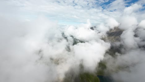 El-Dron-FPV-Se-Desliza-Con-Gracia-A-Través-De-Las-Nubes-Algodonosas,-Creando-Una-Atmósfera-De-Ensueño-Y-De-Otro-Mundo-Con-Su-Vuelo-Etéreo.