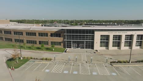 Una-Toma-Aérea-De-Establecimiento,-Moviéndose-De-Izquierda-A-Derecha,-De-La-Escuela-Secundaria-Clear-Lake-En-Houston,-Texas,-En-Una-Mañana-Soleada-Con-Un-Cielo-Azul-Claro-Detrás-De-Este-Moderno-Edificio-Educativo-De-Arquitectura