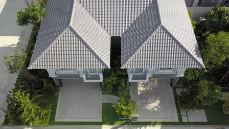 Luftaufnahmen-Eines-Modernen,-Modernen-Hauses-In-Weiß-Und-Grau