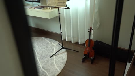 Aufnahmen-Einer-Geige-Auf-Dem-Boden-In-Einem-Stilvoll-Eingerichteten-Raum,-Mittelgroß
