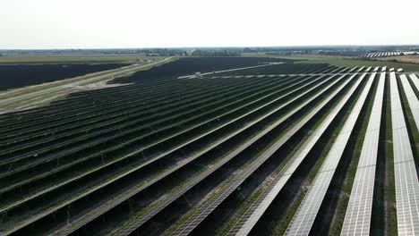 Estación-De-Planta-Base-Fotovoltaica-De-Paneles-Solares-De-Energía-Renovable-Verde-En-El-Campo-Para-El-Suministro-Energético-A-Una-Ciudad-Inteligente-Futurista