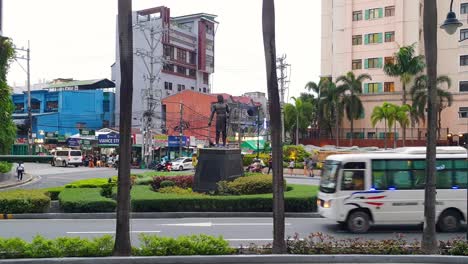 Escena-Urbana-De-La-Estatua-Del-Monumento-Lapu-Lapu,-Tráfico-Y-Tiendas-En-La-Ciudad-De-Newport,-Manila-En-Filipinas,-Sudeste-De-Asia