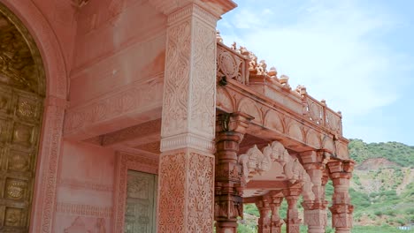 Künstlerischer-Handgeschnitzter-Jain-Tempel-Aus-Rotem-Stein-Am-Morgen-Aus-Einem-Einzigartigen-Blickwinkel.-Das-Video-Wurde-In-Shri-Digamber-Jain-Gyanoday-Tirth-Kshetra,-Nareli-Jain-Mandir,-Ajmer,-Rajasthan,-Indien-Aufgenommen
