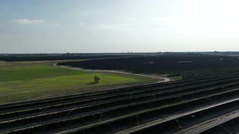 Grüne,-Unverschmutzte-Luftlandschaft-Mit-Solarpanel-Photovoltaik-Basisstation