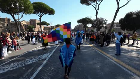 Comunidad-Peruana-Desfilando-Durante-Un-Carnaval-Latinoamericano-En-Roma,-Cerca-De-La-Bandera-Del-Tawantinsuyo