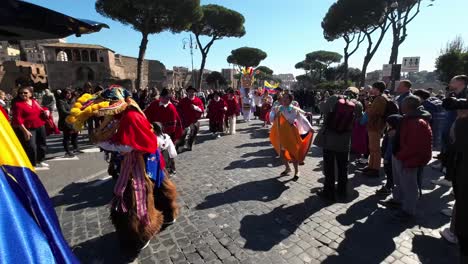 Comunidad-Ecuatoriana-Desfilando-Durante-Un-Carnaval-Latinoamericano-En-Roma,-Capital-De-Italia