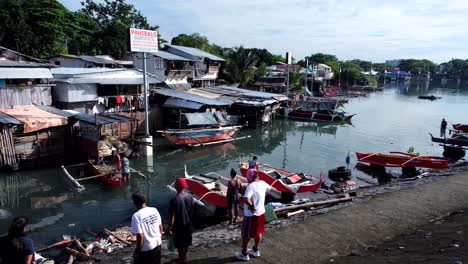 Los-Pescadores-Con-Sus-Barcos-Y-Pueblos-Flotantes-En-La-Bahía.