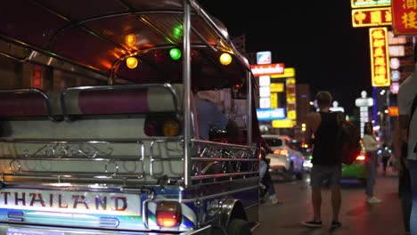 El-Taxi-Tuk-tuk-De-Tailandia-Se-Ralentiza-Para-Un-Viajero-Que-Visita-El-Barrio-Chino-De-Bangkok