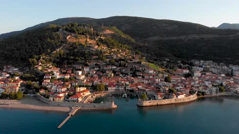 Vista-Panorámica-Aérea-Del-Puerto-Antiguo-De-La-Ciudad-De-Nafpaktos,-Grecia-Y-El-Castillo-Veneciano-En-La-Montaña,-Punto-De-Interés-Con-Drones