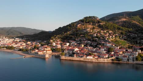 Nafpaktos-Luftaufnahmen,-Aufnahme-Des-Alten-Stadthafens-Und-Der-Venezianischen-Festung-Am-Frühen-Morgen,-Drohnenaufnahme-Von-Sehenswürdigkeiten