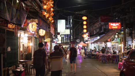 Turistas-Explorando-La-Famosa-Calle-De-Comida-Nocturna-Del-Barrio-Chino-De-Bangkok.