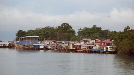 Pueblos-Flotantes-A-Lo-Largo-De-La-Bahía-Costera.