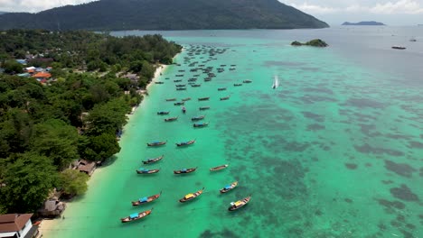 Koh-Lipe-Insel-Satun-Thailand-Mit-Longtail-Booten,-Die-Entlang-Der-Blauen,-Klaren-Küste-Vor-Anker-Liegen