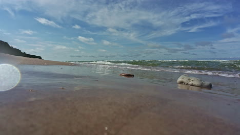 Plätschernde-Wellen-An-Der-Sandigen-Küste-Eines-Tropischen-Strandes-Im-Sommer