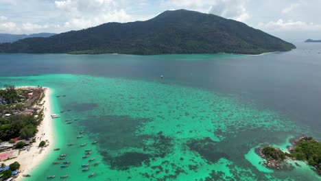 Ko-Adang-Insel-Satun-Thailand,-Luftrückzug-Mit-Koh-Lipe-Longtail-booten-Vor-Anker-Und-Türkisfarbenen-Tropischen-Wasserkorallenriffen