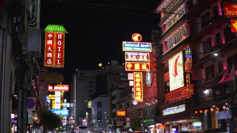 Bangkok-Chinatown-Hotels,-Restaurants,-And-Popular-Night-Attractions-On-Yaowarat-Road