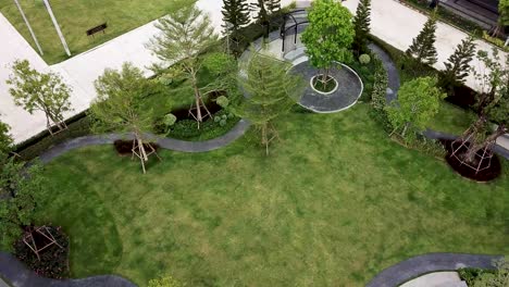 Luftaufnahmen-Eines-Gartens-Im-Modernen-Stil,-Draufsicht