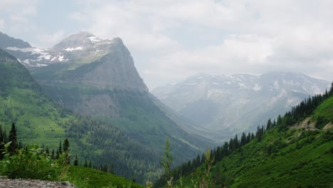 Sendero-Del-Lago-Escondido,-Montañas-Rocosas-De-Montana-En-Una-Mañana-Brumosa,-Parque-Nacional-Glaciar,-Montana,-Estados-Unidos