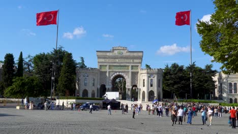 Gente-Caminando-En-La-Plaza-Beyazit-Con-La-Entrada-De-La-Universidad-De-Estambul-Al-Fondo,-Turquía