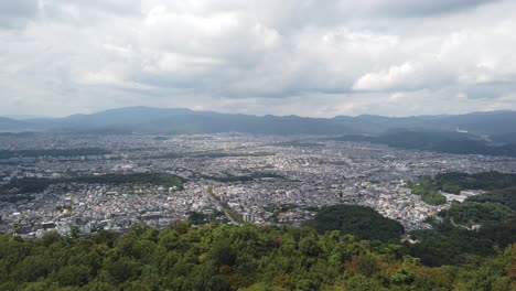 Luftaufnahme-Der-Japanischen-Stadt-Kyoto-Während-Der-Sommerskyline,-Stadt-Vom-Aussichtspunkt-Daimonji-Berg-Aus